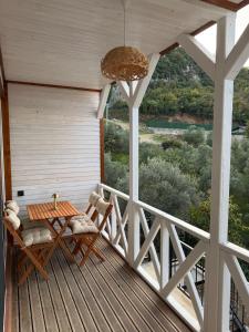 een veranda met een tafel en stoelen op een terras bij Doğayla İç içe Lüks Villa in İznik