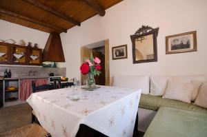 una sala de estar con una mesa con flores. en Kallimento-Dimitra, en Kissamos