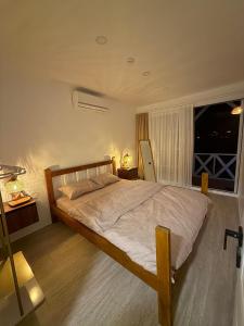 een slaapkamer met een bed en een groot raam bij Doğayla İç içe Lüks Villa in İznik