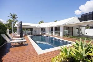 ein Bild von einem Haus mit einem Swimmingpool in der Unterkunft 21 Wesley Court Noosa Sound in Noosa Heads