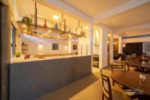 a restaurant with tables and chairs and a bar at Pousada Mirante Dos Adelphos in Socorro