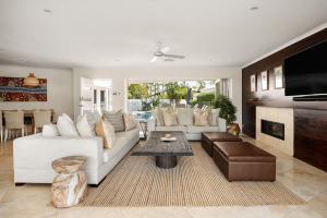 ein Wohnzimmer mit einer weißen Couch und einem Tisch in der Unterkunft 21 Wesley Court Noosa Sound in Noosa Heads