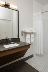 Koupelna v ubytování Fairfield Inn & Suites Grand Rapids Airport + 9 fotografií