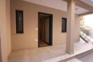 eine Tür an der Seite eines Hauses in der Unterkunft Jera Apartment 1 in Tirana