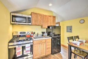 A kitchen or kitchenette at Quadruple Suites at Equestrian House PA Még 7 kép