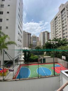 - Vistas a una pista de tenis de la ciudad en QUARTO ASSEMBLEIA Lourdes, en Belo Horizonte