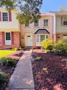 una casa con una acera delante de ella en Charming 4BR 4BA Townhouse In Annandale, VA, en Annandale