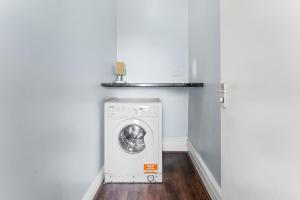 a washer and dryer in a laundry room at The Royal Stay at Queens Hill Sleeps 10 in Newport