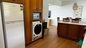 cocina con lavadora en Cove on Caves - Minutes from the Beach, en Caves Beach 19 fotos más