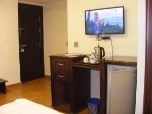 Uma televisão e/ou sistema de entretenimento em Best View Pyramids Hotel
