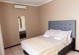 Postel nebo postele na pokoji v ubytování The City Nest