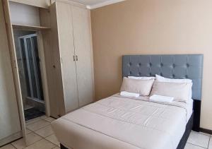 Postel nebo postele na pokoji v ubytování The City Nest