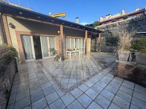 Το κτήριο όπου στεγάζεται  το διαμέρισμα