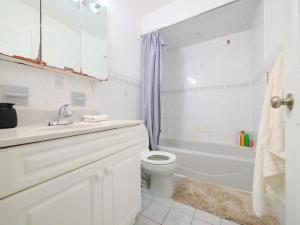 Koupelna v ubytování Mins to NYC Comfy Private Room in Shared Home