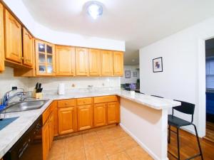 Kuchyň nebo kuchyňský kout v ubytování Mins to NYC Comfy Private Room in Shared Home