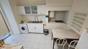 a kitchen with a sink and a washing machine at Costa do Castelo Lisbon Accomodation - By Grupo Lisboa Alojamentos in Lisbon