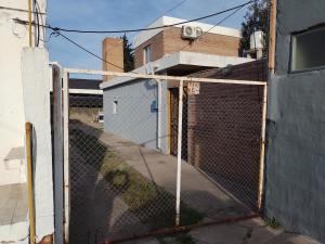 una valla de cadena frente a un edificio en Silvia, en Marcos Juárez
