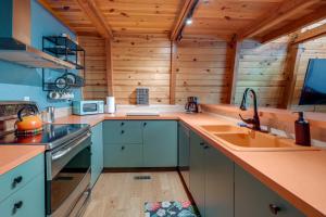 Kuchyň nebo kuchyňský kout v ubytování Charming Pinecrest Cabin with Private Deck