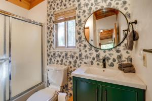 Koupelna v ubytování Charming Pinecrest Cabin with Private Deck + 22 fotografií