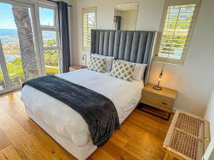 Postel nebo postele na pokoji v ubytování Ocean View Home, Pool, Steps to Camps Bay Beach