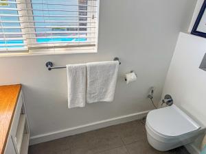 Koupelna v ubytování Ocean View Home, Pool, Steps to Camps Bay Beach + 15 fotografií