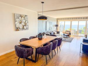 Posezení v ubytování Ocean View Home, Pool, Steps to Camps Bay Beach