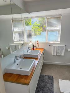 Koupelna v ubytování Ocean View Home, Pool, Steps to Camps Bay Beach