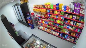 einen Lebensmittelladen mit Regalen in der Unterkunft APêAju - Apartamento com tudo novinho só para você in Aracaju