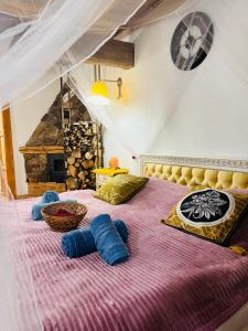 ein Schlafzimmer mit einem großen Bett mit zwei Kissen darauf in der Unterkunft Zázrak Wellness in Banská Štiavnica