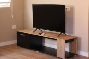 Una televisión o centro de entretenimiento en Jera Apartment 2