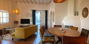 una sala de estar con una mesa y un sofá en Casa Cueva Soluna, for peace & nature Cabo de Gata, en Níjar