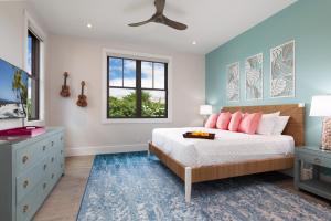 een slaapkamer met een bed en een raam bij BLUE SERENITY Luxurious home in private community with Heated Private Pool Spa Detached Ohana Suite in Waimea +92 foto's