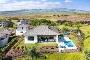 een luchtfoto van een huis met een zwembad bij BLUE SERENITY Luxurious home in private community with Heated Private Pool Spa Detached Ohana Suite in Waimea