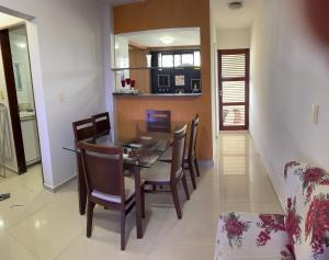 a dining room and kitchen with a table and chairs at Verão João Pessoa-apto inteiro-2 quartos in Cabedelo