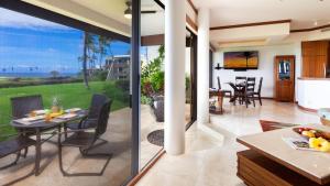 Χώρος καθιστικού στο COASTAL DREAMS VILLA Breathtaking Oceanfront 3BR Condo - Walk to Beach Club