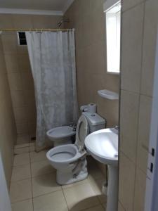 un baño con inodoro y lavabo en Jorge 1, en Marcos Juárez