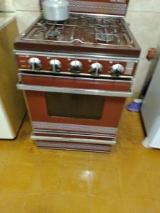 una estufa en una cocina junto a un piso en Jorge 1, en Marcos Juárez