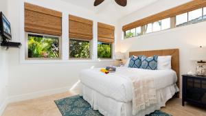 ワイコロアにあるHALE OHONU Stylish 3BR Detached Home Close to KaMilo Poolsのベッドルーム(白いベッド1台、窓付) +42枚の写真