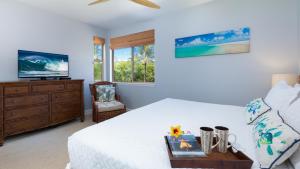 Postel nebo postele na pokoji v ubytování HAWAIIANA ESCAPE Tropical 3BR Kulalani Home with Bikes and Beach Club + 54 fotografií