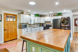 cocina grande con encimera de madera en Serene Getaway with Trail Access in Chester Springs, en Chester Springs 19 fotos más