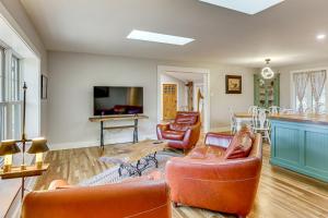 TV a/nebo společenská místnost v ubytování Serene Getaway with Trail Access in Chester Springs