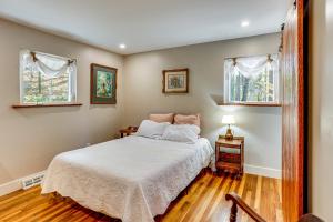 Postel nebo postele na pokoji v ubytování Serene Getaway with Trail Access in Chester Springs