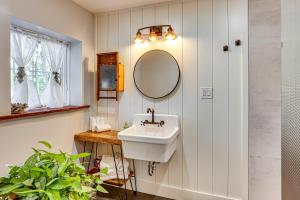 Koupelna v ubytování Serene Getaway with Trail Access in Chester Springs + 19 fotografií