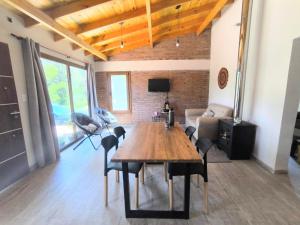 シエラ・デ・ラ・ベンターナにあるVillage De Las Sierrasの木製のテーブルと椅子のあるリビングルーム