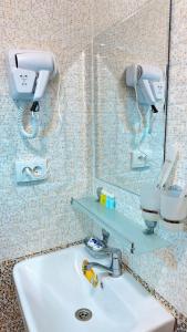 Ένα μπάνιο στο Anhor INN Hotel with Sauna&Pool +21 φωτογραφίες