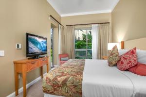 une chambre d'hôtel avec un lit et une télévision dans l'établissement 1-Bedroom Villas at Honua Kai Hokulani by KBM, à Kaanapali Airport 237 autres photos