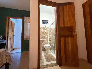 un baño con inodoro y lavabo en Vila Santíssimo Hospedagem e Café, en PatrimÃ´nio da Penha