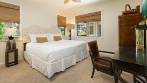 Postel nebo postele na pokoji v ubytování CORAL REEF Lush 4BR KaMilo Home with Heated Pool and Guest Cottage + 76 fotografií