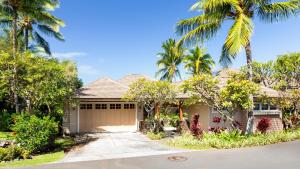 Zahrada ubytování CORAL REEF Lush 4BR KaMilo Home with Heated Pool and Guest Cottage