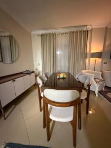 a living room with a wooden table and chairs at شقه إيجار wesal in Madīnat ash Shurūq